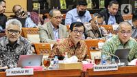 Menteri Hukum dan HAM RI Yasonna Laoly (tengah) mengikuti Rapat Kerja dengan Komisi III DPR RI di gedung Parlemen, Jakarta, Senin (5/12/2022). Rapat kerja membahas RUU tentang pengesahan perjanjian antara Pemerintah Republik Indonesia dengan Pemerintah Republik Singapura tentang ekstradisi buronan. (Liputan6.com/Angga Yuniar)