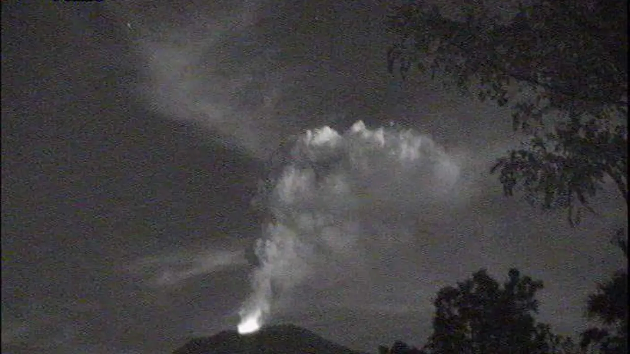 gunung agung meletus