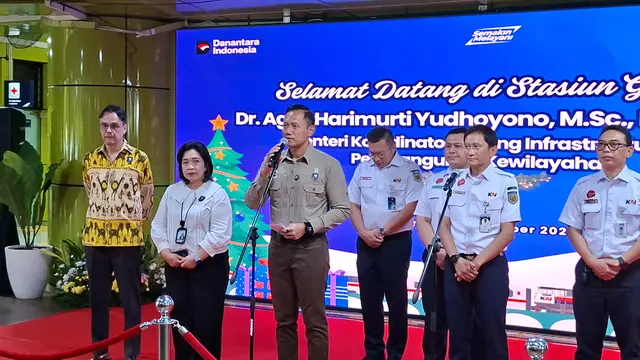 Menko Bidang Infrastruktur dan Pembangunan Kewilayahan, Agus Harimurti Yudhoyono (AHY) meninjau Stasiun Gambir, Jakarta, Selasa (23/12/2025). (Foto: Liputan6.com/Arief RH)