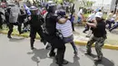 Kerusuhan polisi dengan pendukung oposisi selama protes di depan Dewan Pemilihan Agung (CSE) bangunan di Managua , Nikaragua, (8/7/ 2015). Pengunjuk rasa berdemonstrasi untuk menuntut pemilu yang adil pada tahun depan. (REUTERS/Stringer)
