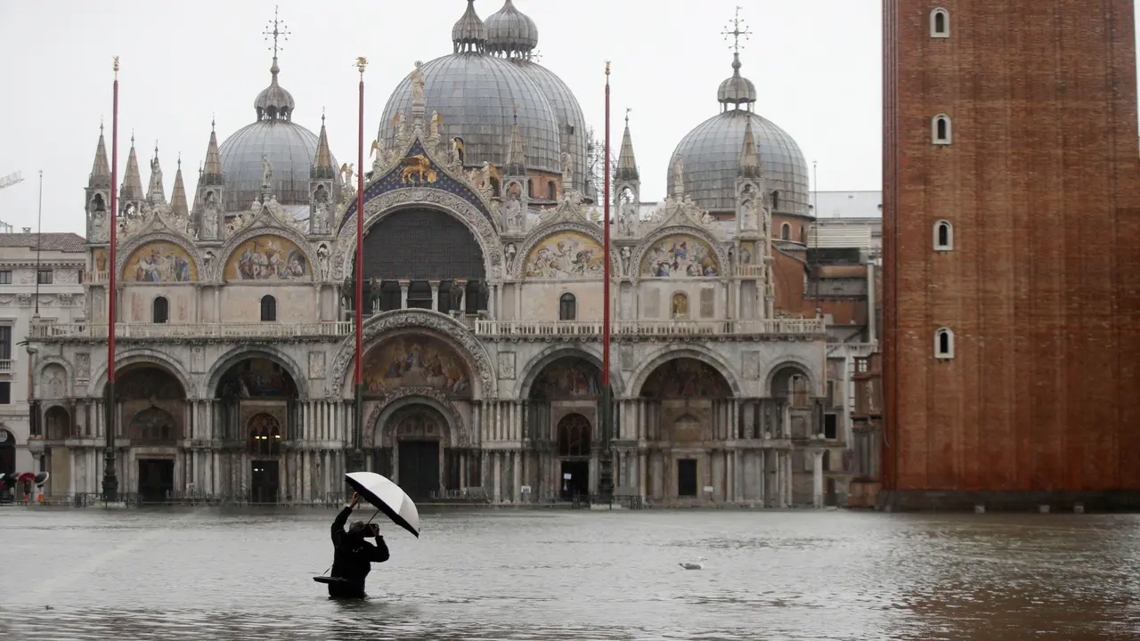 Venesia Tergenang Banjir Imbas Gelombang Pasang