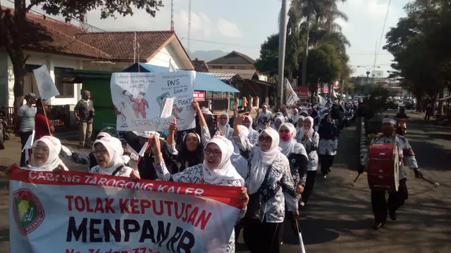 Ribuan guru honorer dinas Pendidikan Garut berdemo depan gedung DPRD Garut