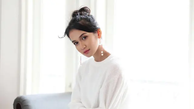 FOTO: Gaya Dea Annisa Dalam Busana White On White Ini Makin Menawan