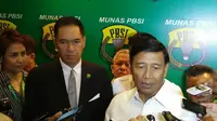 Wiranto (kanan) terpilih menjadi Ketua Umum PBSI 2016-2020 dalam pemilihan di Hotel Bumi, Surabaya, Senin (31/10/2016). (Bola.com/Fahrizal Arnas)