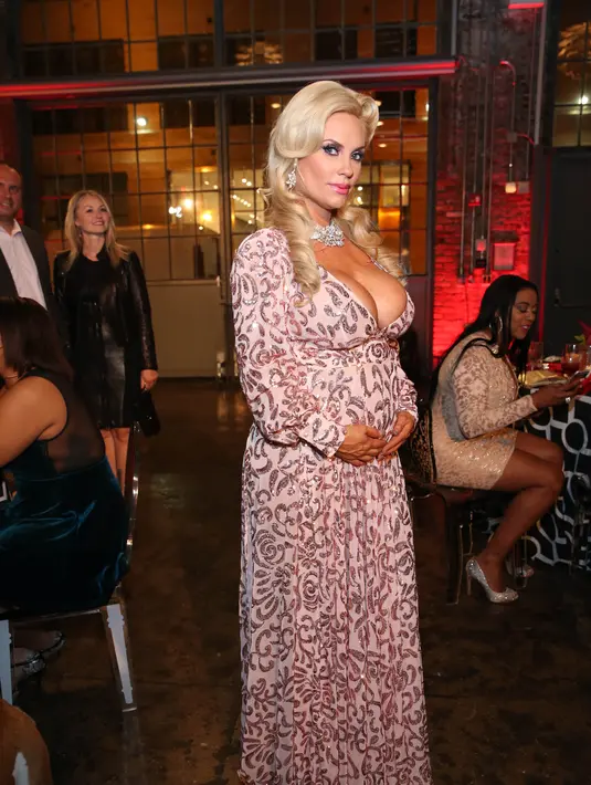 Coco Austin yang sedang bersiap menyambut putri pertamanya dalam beberapa minggu ke depan, justru merasakan sebaliknya. Tidak seperti yang ia pikirkan sebelumnya jika ia akan tidak menyukai tubuh hamilnya. (AFP/Bintang.com)