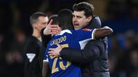 Pelatih Chelsea, Mauricio Pochettino, memeluk Moises Caicedo setelah laga melawan Leeds United dalam duel putaran kelima FA Cup 2023/2024 di Stadion, Kamis (29/2/2024). Kemenangan ini menjadi momentum bagus buat Chelsea yang akhir pekan lalu kalah dari Liverpool di final Carabao Cup. The Blues menyerah dengan skor 0-1 di Wembley. (AFP/Glyn Kirk)