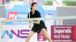 Aktris sekaligus model, Gege Elisa Joy Callista saat tampil pada pertandingan tenis nomor ganda campuran Turnamen Olahraga Selebriti Indonesia (TOSI) yang digelar di GOR UNJ, Jakarta, Sabtu (15/07/2023). Gege yang berpasangan dengan Ibnu Jamil berhasil mengalahkan pasangan Nagita Slavina dan Jeje Govinda dua set langsung (7-5, 7(7)-6(2)). (Bola.com/Abdul Aziz)