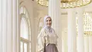 Kombinasi tiered skirt warna ungu yang dipadu puff sleeves top warna putih tulang dan hijab segi empat warna lilac ini membuat penampilan Dwi terlihat manis. (Instagram/dwihandaanda).