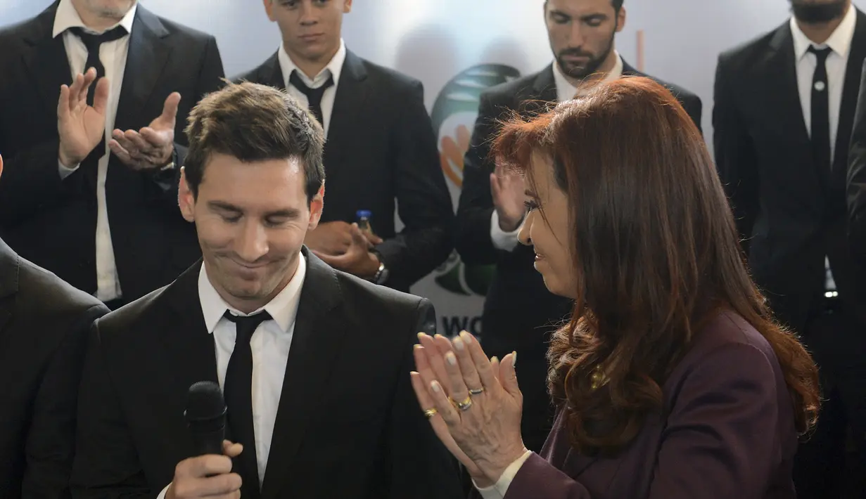 Presiden berusia 61 tahun itu tampak memberi semangat kepada Lionel Messi saat penyambutan di Buenos Aires, Senin (14/7/14). (REUTERS/Argentine Presidency)