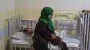 Seorang bayi perempuan tidur di tempat tidur di samping ibunya saat menjalani perawatan di bangsal gizi buruk RS Anak Nasional Ataturk, Kabul, Afghanistan, 2 Desember 2021. Peningkatan jumlah anak gizi buruk telah memenuhi bangsal rumah sakit di Afghanistan. (AP Photo/Petros Giannakouris)