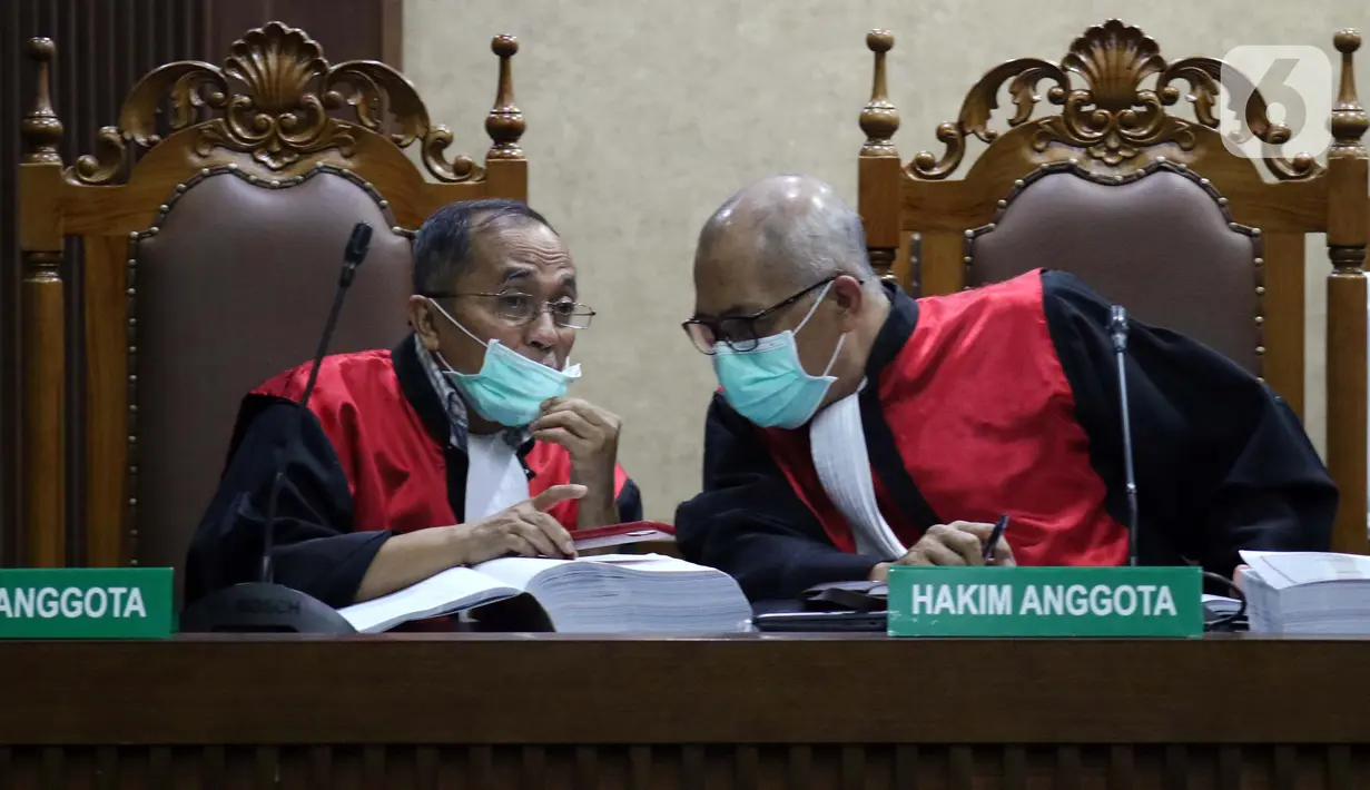 Majelis Hakim Pengadilan Tipikor Jakarta mengenakan masker saat menyimak pembacaan tuntutan terhadap Gubernur nonaktif Kepulauan Riau (Kepri) Nurdin Basirun, Rabu (18/3/2020). JPU KPK menuntut Nurdin Basirun dengan hukuman enam tahun penjara serta denda Rp250 juta. (Liputan6.com/Helmi Fithriansyah)