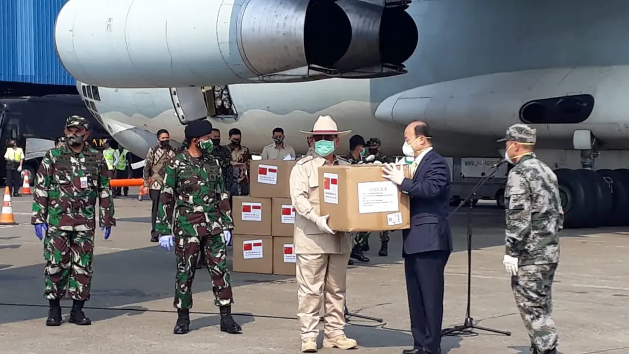 Menteri Pertahanan Prabowo Subianto Menerima Bantuan Alat Kesehatan (Alkes) dari China, yang digunakan untuk penanganan virus Corona atau Covid-19 di Indonesia.