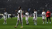 Pemain AC Milan mencoba hibur fans usai kekalahan 2-3 dari Atalanta pada pekan ke-15 Liga Italia (AFP)