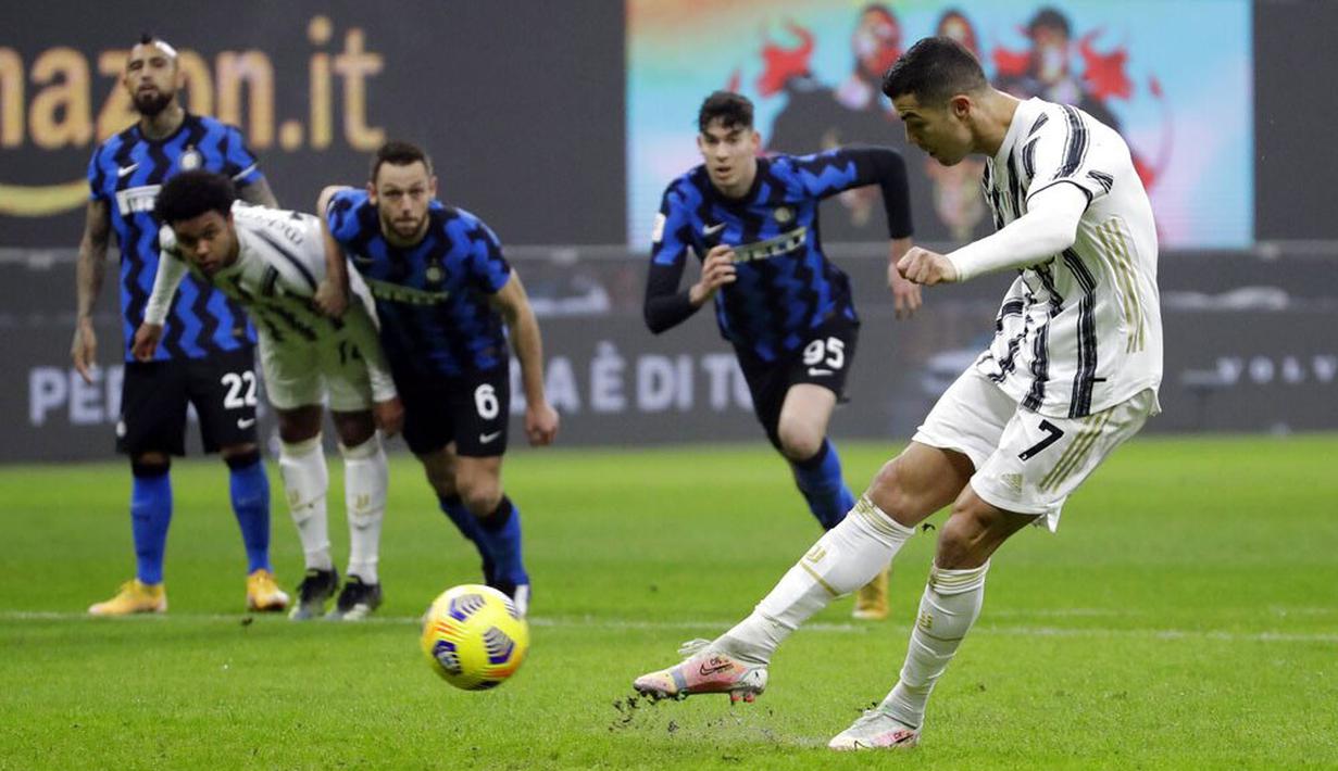 Striker Juventus, Cristiano Ronaldo, mencetak gol ke gawang Inter Milan pada laga Coppa Italia di Stadion Giuseppe Meazza, Selasa (2/2/2021). Juventus menang dengan skor 2-1. (AP/Luca Bruno)