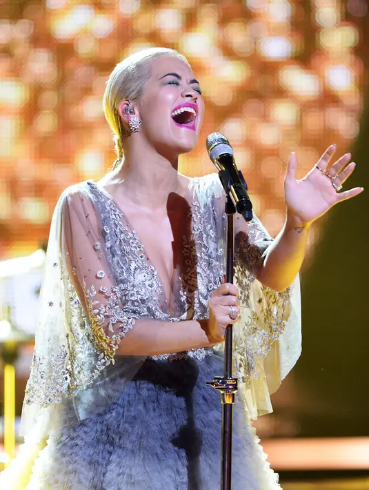 "Aku agak melihat cahaya di ujung terowongan dan aku hanya ingin mengubah getaran dari seluruh album," tambah Rita. "Itu awalnya benar-benar album tentang cinta karena di situlah aku, tapi kemudian aku jelas tidak merasa seperti itu lagi." (Bintang/EPA)