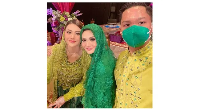 8 Pesona Krisdayanti saat Pakai Hijab, Disebut Makin Anggun