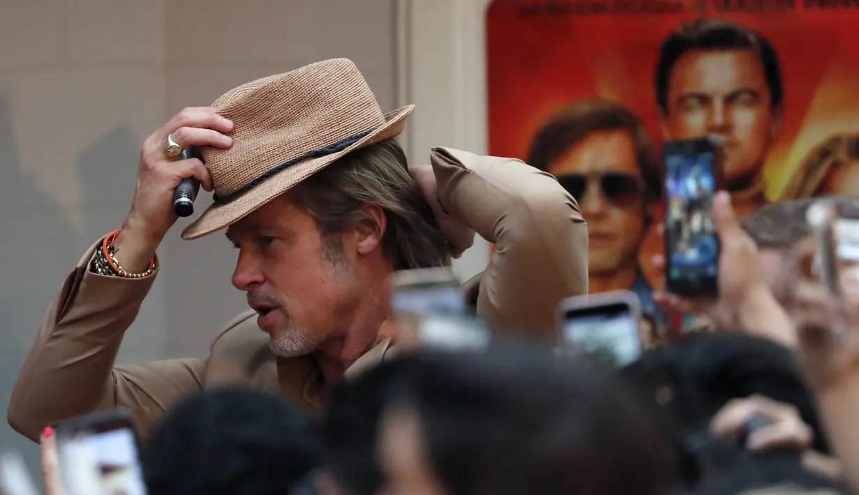Aktor Brad Pitt berpose selama acara karpet merah untuk film "Once Upon a Time In Hollywood" di Mexico City (12/8/2019). Film "Once Upon a Time In Hollywood"  akan diputar di Mexico City pada Agustus 23.  (AP Photo/Marco Ugarte)