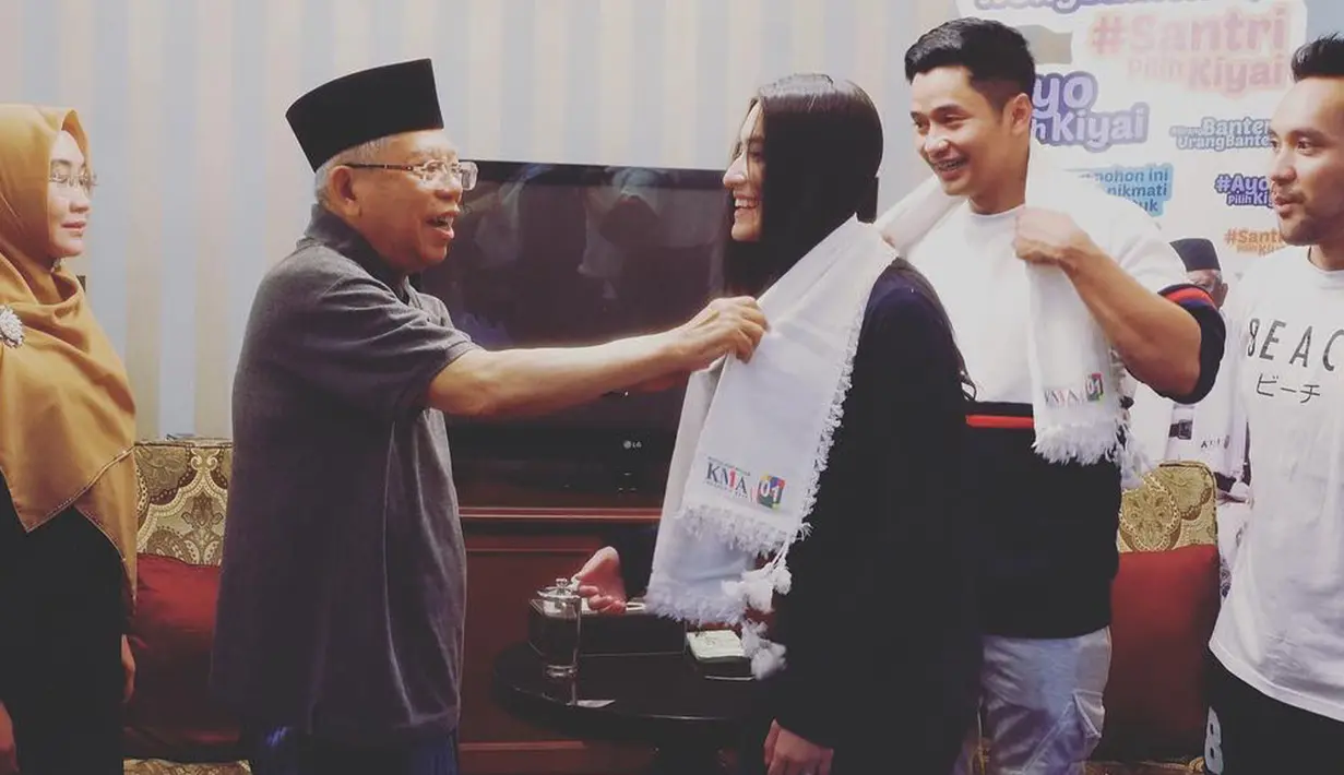 Sebagai kakek, Ma'ruf Amin terlihat menerima kehadiran Angbeen Rishi di dalam kehidupan Adly Fairuz. (Liputan6.com/IG/@angbeenrishi)