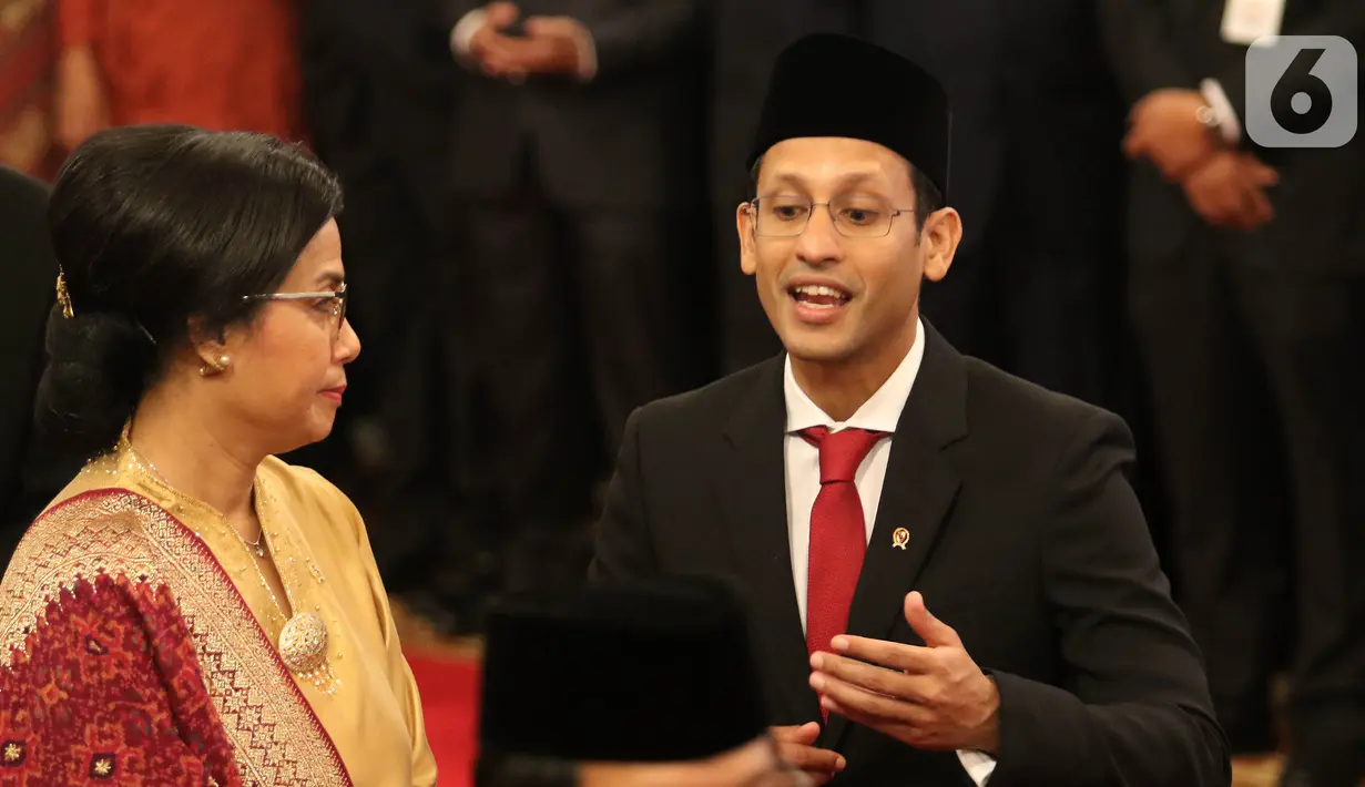 Menteri Pendidikan dan Kebudayaan Nadiem Makarim (kanan) berbincang dengan Menteri Keuangan Sri Mulyani (kiri) saat pelantikan di Istana Negara, Rabu (23/10/2019). Nadiem menjadi menteri termuda di Kabinet Indonesia Maju. (Liputan6.com/Angga Yuniar)