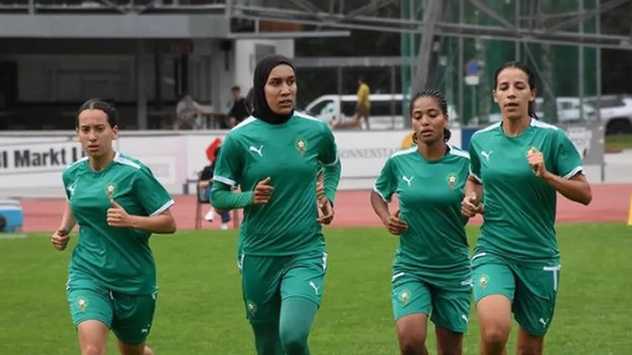 7 Potret Nouhaila Benzina, Pemain Pertama Berhijab di Piala Dunia Sepak