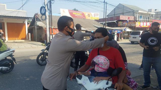 Polsek Pasar Kemis Bagikan Masker Ke Masyarakat Di Kabupaten Tangerang, Banten. (Dokumentasi Polsek Pasar Kemis).