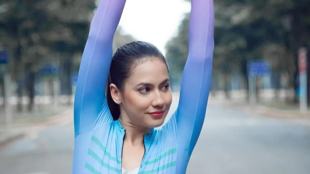 Hobi Olahraga, Intip 7 Gaya Sporty Pevita Pearce Perlihatkan Tubuhnya yang Berotot