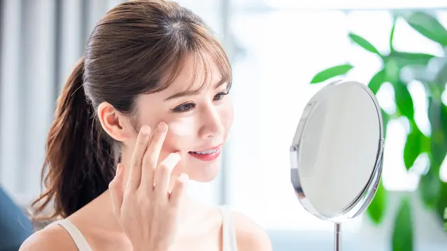 Ternyata Ini Lho Trik Menggunakan Ulang Sunscreen Tanpa Merusak Makeup, Sudah Tahu?