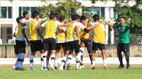 Pemain Timnas Indonesia U-17 tampak ceria saat sesi latihan di Lapangan A Senayan, Jakarta, Kamis (20/7/2023). Sebanyak 34 pemain mengikuti seleksi skuad Piala Dunia U-17 2023 di Indonesia. (Bola.com/M Iqbal Ichsan)