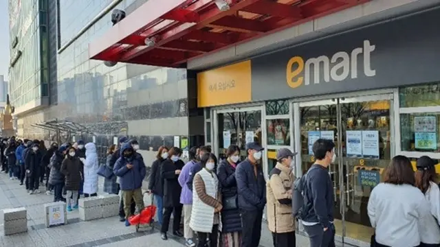 Waspada Corona, Ini 5 Potret Antrian Panjang Warga Daegu Saat Beli Masker