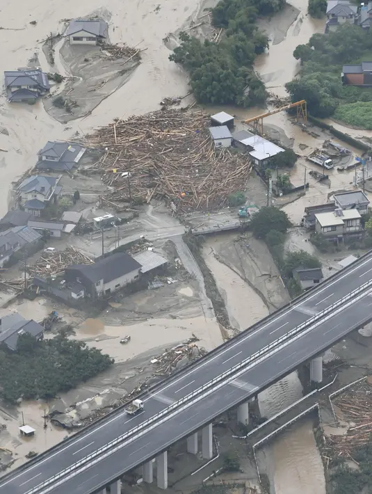 Foto udara menunjukkan banjir di daerah Asakura, prefektur Fukuoka, Kamis (6/7). Hampir 400 ribu orang terpaksa diungsikan akibat hujan lebat disertai angin kencang yang menyebabkan sejumlah sungai meluap di selatan Jepang. (Nozomu Endo/Kyodo News via AP)