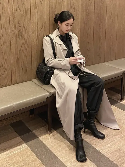 Coat bergaya blazer dengan inner dan celana hitam dikenakan perempuan yang berkarir sebagai penyanyi di grup musik T-ara sejak tahun 2009 silam ini. Sepatu boots heelsnya menjadi on point pada penampilannya tersebut. (@hyominnn)