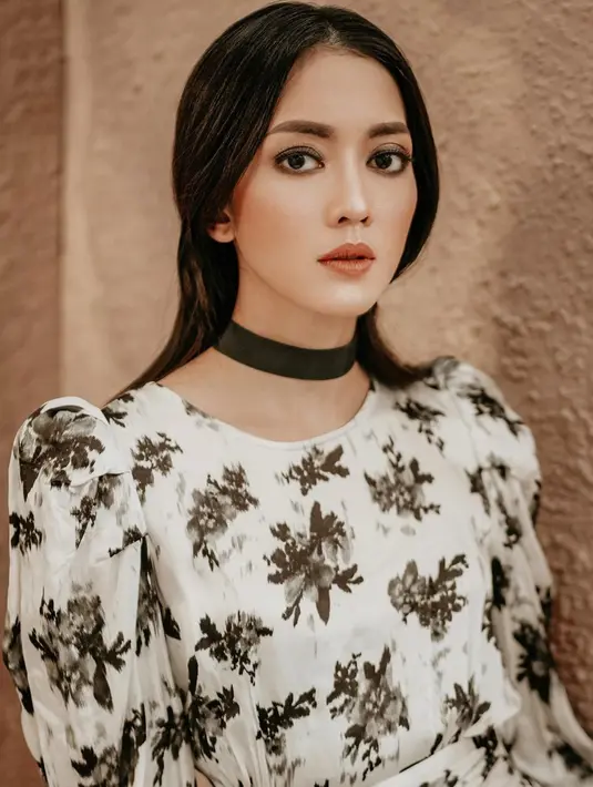 Biasa tampil natural, pemilik nama lengkap Ririn Dwi Ariyanti Noto ini tetap menawan dengan makeup tebal serta pakai gaun putih bermotif bunga. (Liputan6.com/IG/@ririndwiariyanti)