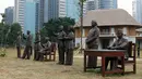 Tujuh patung Presiden RI serta ibu negara Hasri Ainun Habibie terpasang di kawasan Hutan Kota Kompleks GBK, Jakarta, Rabu (19/9). Pembangunan hutan kota ini merupakan bagian dari perbaikan dan penataan kawasan GBK. (Liputan6.com/Helmi Fithriansyah)