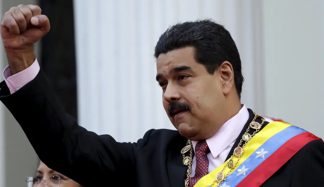 Presiden Venezuela, Nicolas Maduro mengangkat tangannya usai kedatangannya di majelis nasional di Caracas, (6/7/2015).  Maduro memerintahkan kementerian luar negeri melakukan review penuh hubungan bilateral Venezuela dan Guyana. (REUTERS/Jorge Dan Lopez)