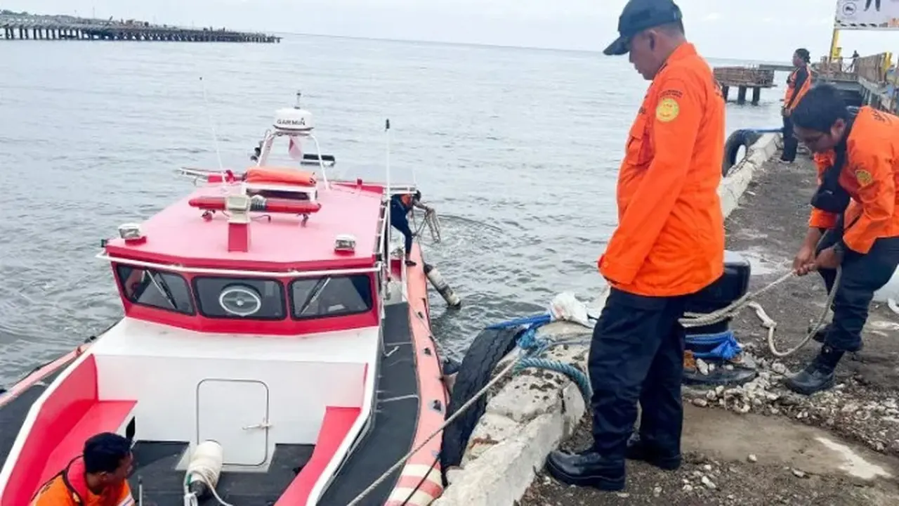 Tim SAR Gabungan dan kantor SAR Basarnas Banyuwangi lakukan pencarian korban hilang tenggelamnya KM Fajar Lorena di peraian Selat Madura (Istimewa)