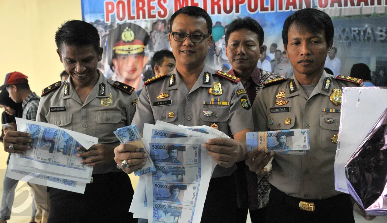 Polres Jakarta Barat merilis uang palsu, Jakarta, Jumat (25/9/2015). Tersangka dan barang bukti alat pencetak uang palsu berhasil diamankan petugas. (Liputan6.com/Gempur M Surya)