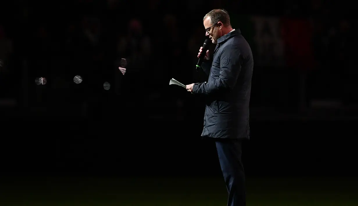Gianluca Pessotto, eks pemain Juventus yang kini menjabat Manajer Akademi Juventus membacakan penghormatan kepada mendiang Gianluca Vialli sebelum dimulainya laga pekan ke-17 Serie A Liga Italia 2022/2023 antara Juventus menghadapi udinese. Gianluca Vialli wafat pada 6 Januari 2023 akibat kanker pankreas yang kembali diidapnya pada Desember 2021 seteah sebelumnya dinyatakan sembuh pada November 2018. (AFP/Isabella Bonotto)