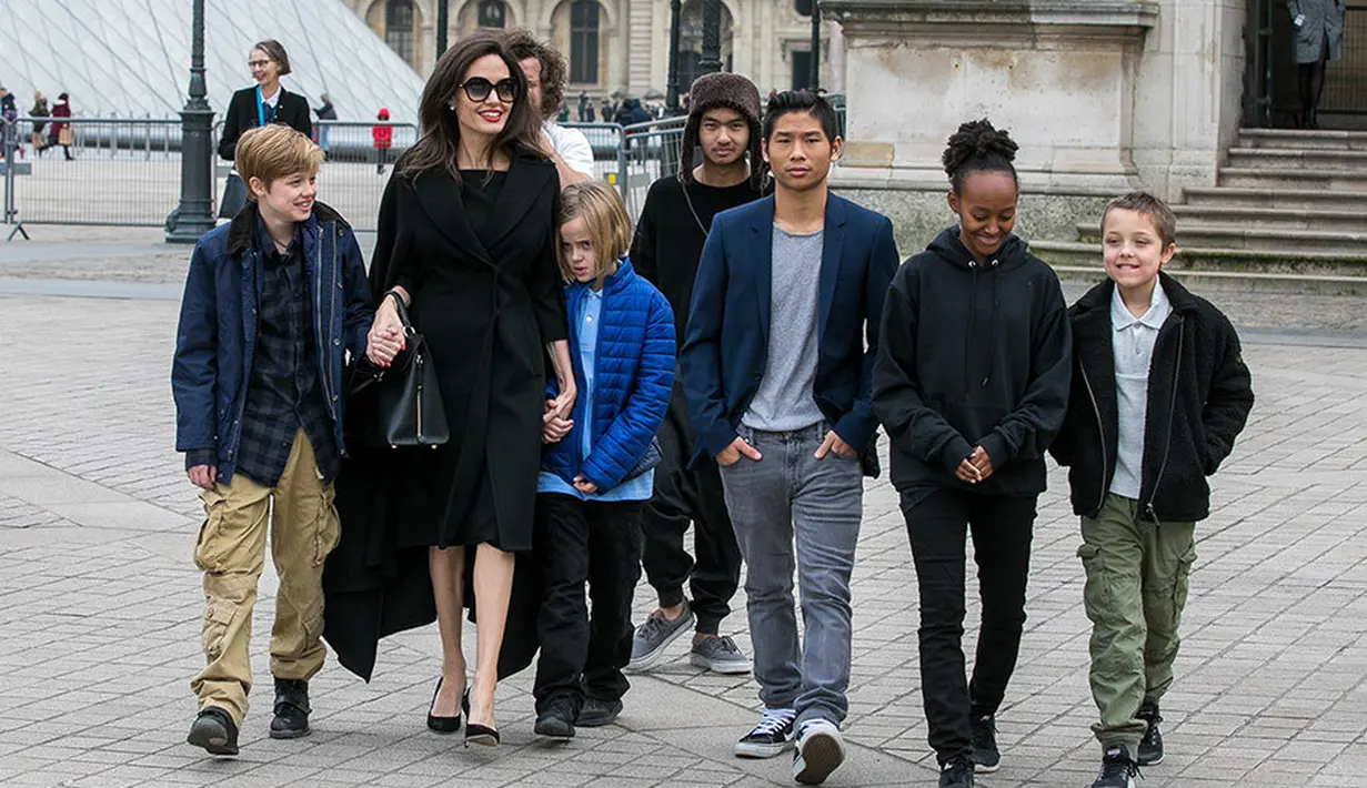 "Anak-anak Angie mengerti bahwa banyak orang tak seberuntung mereka karena mereka sendiri sudah melihatnya," ujar sumber. (Hello!)