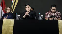 Ketua Umum PSSI, Erick Thohir (tengah), Ketua Steering Committee Piala Presiden 2025, Maruarar Sirait (tengah kanan), Direktur SCM, Harsiwi Achmad dalam konferensi pers Piala Presiden 2025 di Menara Danareksa, Jakarta, Jumat (13/06/2025). (Bola.com/Bagaskara Lazuardi)