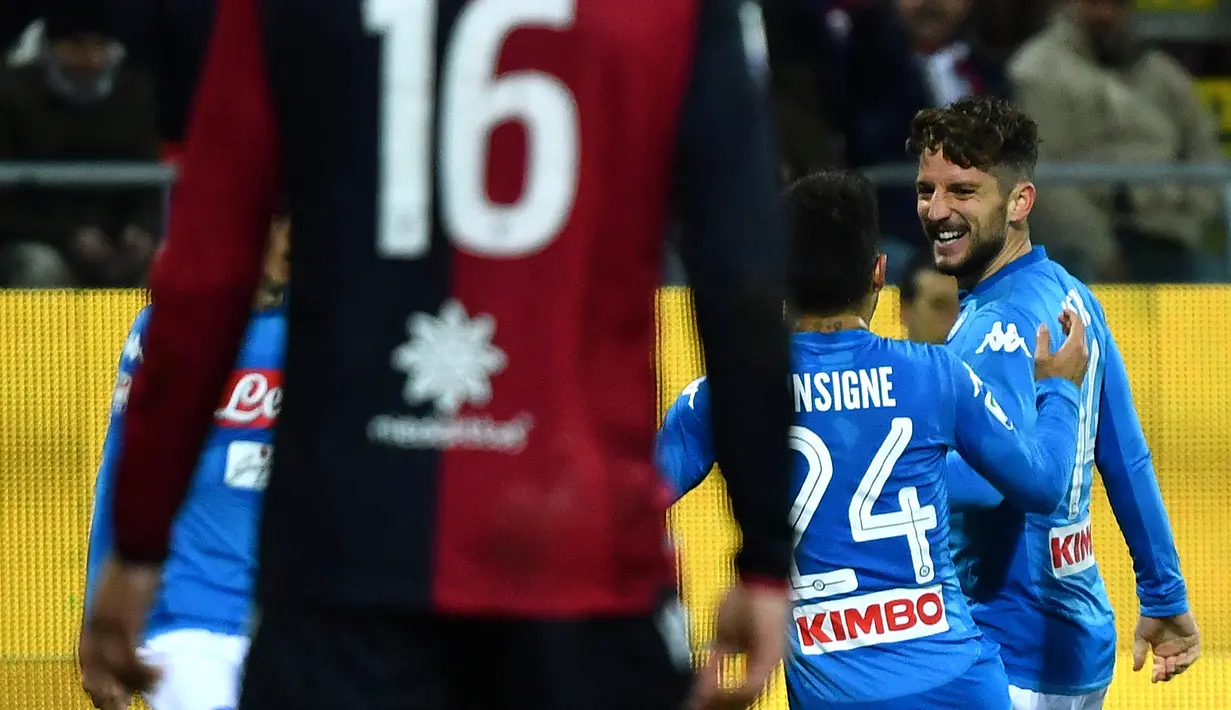 Striker Napoli, Dries Mertens berselebrasi setelah mencetak gol ke gawang Cagliari pada laga pekan ke-26 Serie A di Sardegna Arena, Selasa (27/2). Napoli memantapkan posisi di puncak klasemen sementara Liga Italia 2017/2018. (ALBERTO PIZZOLI / AFP)