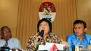 Menteri Lingkungan Hidup dan Kehutanan Siti Nurbaya Bakar (tengah) memberikan keterangan pers usai rapat koordinasi terkait eksekusi lahan sawit di Padang Lawas, Sumatera Utara, Gedung KPK, Jakarta, Selasa (28/4/2015).(Liputan6.com/Helmi Afandi)