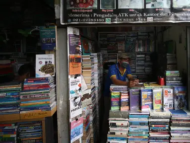 Pedagang buku menunggu pembeli di Kwitang, Senen, Jakarta, Minggu (27/9/2020). Menurut keterangan para pedagang, penjualan buku di masa pandemi menurun hingga 50 persen dikarenakan masyarakat saat ini sudah beralih melakukan transaksi pembelian secara daring. (Liputan6.com/Angga Yuniar)