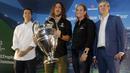 Legenda Barcelona, Carles Puyol, foto bersama Direktur Pemasaran PT Multi Bintang, Mariska Van Drooge, di Jakarta, Senin (11/3). Heineken memulai perhelatan UEFA Champions League Trophy Tour di Indonesia. (Bola.com/Vitalis Yogi Trisna)