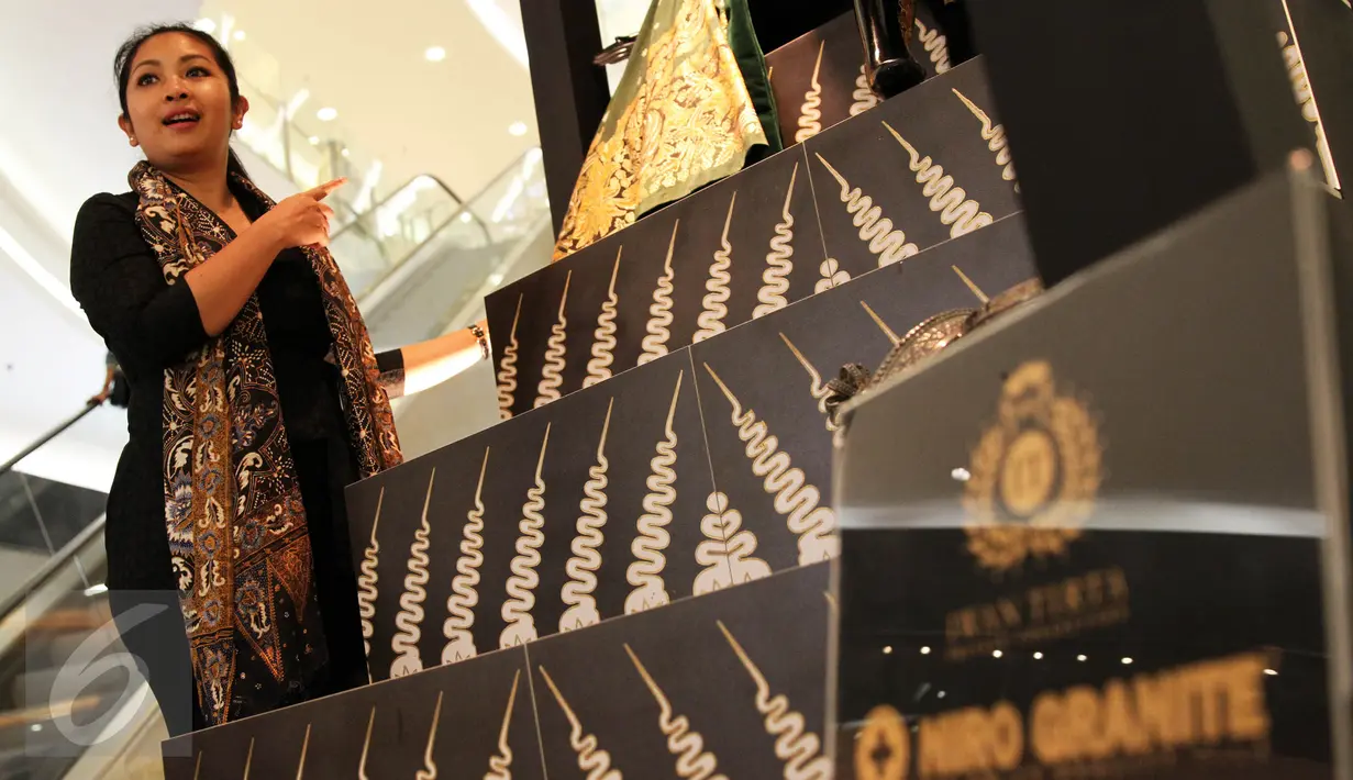 (Kiri) Creative Director Iwan Tirta Private Collection, Era Soekamto berpose di dekat instalasi pendapa istana kerajaan Jawa yang bertajuk Catur Sagotro di Main Lobby Senayan City, Jakarta, Kamis (1/10/2015). (Liputan6.com/ Immanuel Antonius) 