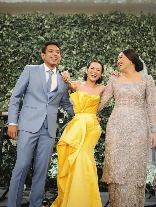 Kehadiran Andien tidak hanya disambut penuh suka cita oleh kedua mempelai, namun juga segenap keluarga dan tamu undangan yang hadir di pesta pernikahan ini. (instagram.com/andienaisyah)