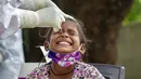 Seorang anak menjalani swab test atau tes usap COVID-19 di sebuah pusat kesehatan pedesaan, Bagli, Dharmsala, India, Senin (7/9/2020). India kini menjadi negara kedua dengan kasus COVID-19 terbanyak di dunia, menggeser Brasil dan di bawah Amerika Serikat. (AP Photo/Ashwini Bhatia)