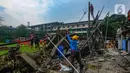 Robohnya tembok yang terjadi saat hujan deras. (merdeka.com/Arie Basuki)