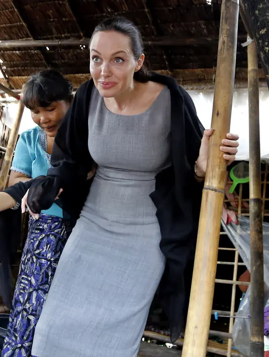 Angelina Jolie mengunjungi daerah kumuh di kota HlaingTharYar di Yangon, Myanmar, (1/8/2015). (Bintang/EPA)