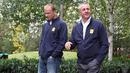 Johan Cruyff asyik berdiskusi dengan salah satu mantan striker Belanda era 90an dan awal 2000, Dennis Bergkamp. Mantan pemain Arsenal itu merupakan anak didik Cruyff saat masih melatih Ajax Amsterdam. (Bola.com/Twitter)