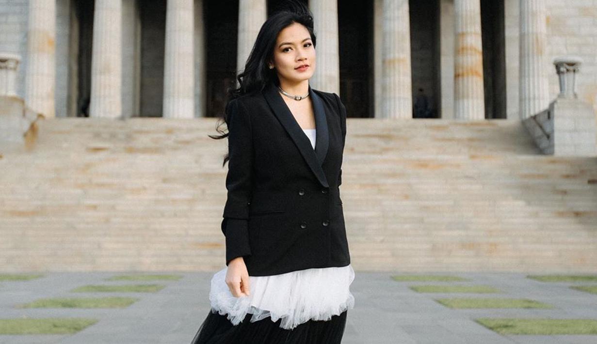 FOTO: Gaya Titi Kamal dengan Busana Hitam, Tampil Elegan ...